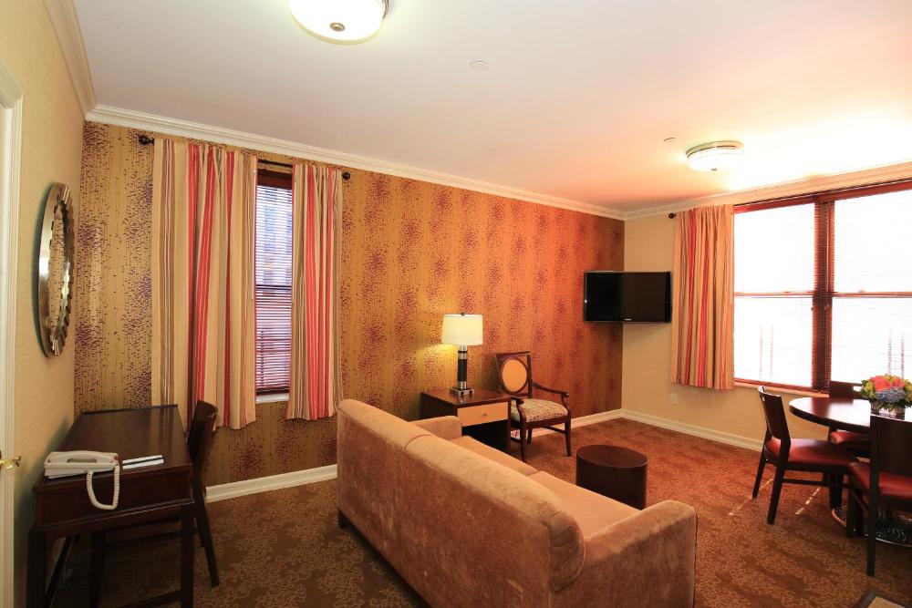 One-Bedroom Apartment with Two Queen Beds interior